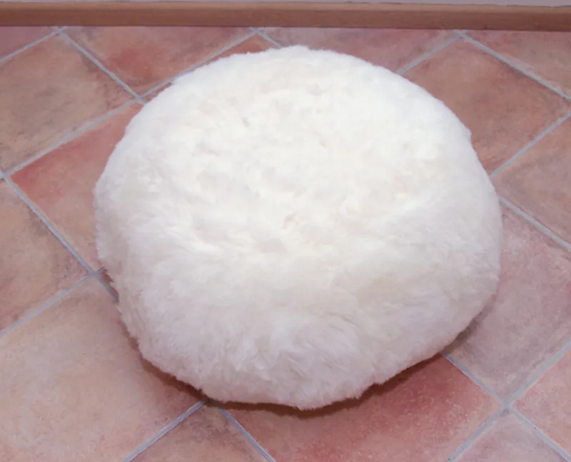 Pouf Coussin Peau de Mouton BAS Blanc poils courts