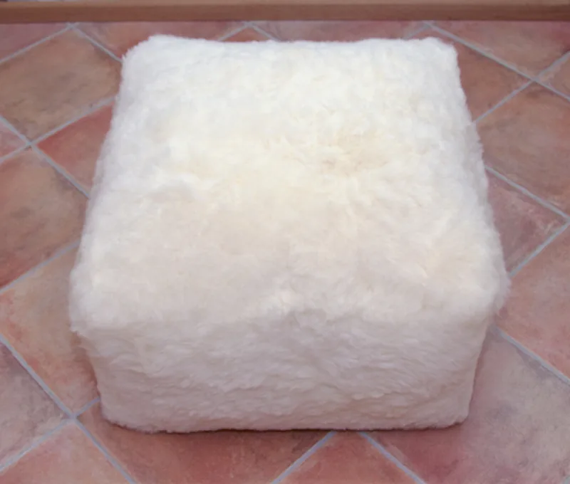 Pouf Coussin Peau de Mouton CARRE Blanc poils courts