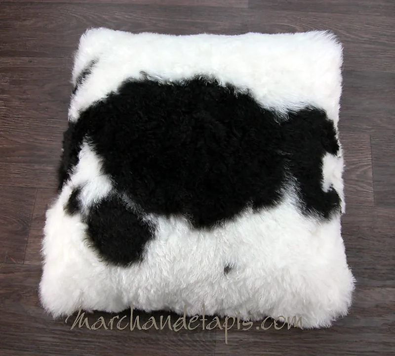 Coussin peau de mouton. Noir et Blanc poils courts