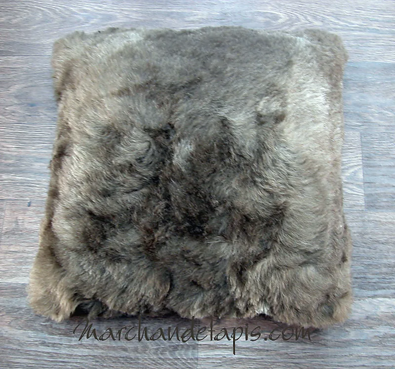 Coussin peau de mouton. Marron rustique poils courts