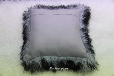 Coussin agneau du Tibet Gris mèches noires 40cmx40cm