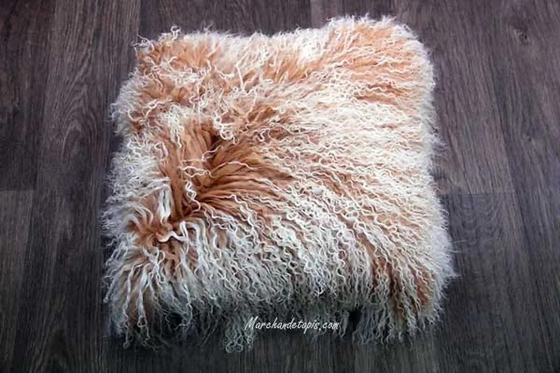 Coussin agneau du Tibet Beige mèches ivoires 40cmx40cm