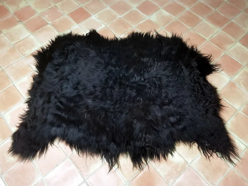 Tapis peau de mouton Noir Marron Poils longs 3 peaux- 01