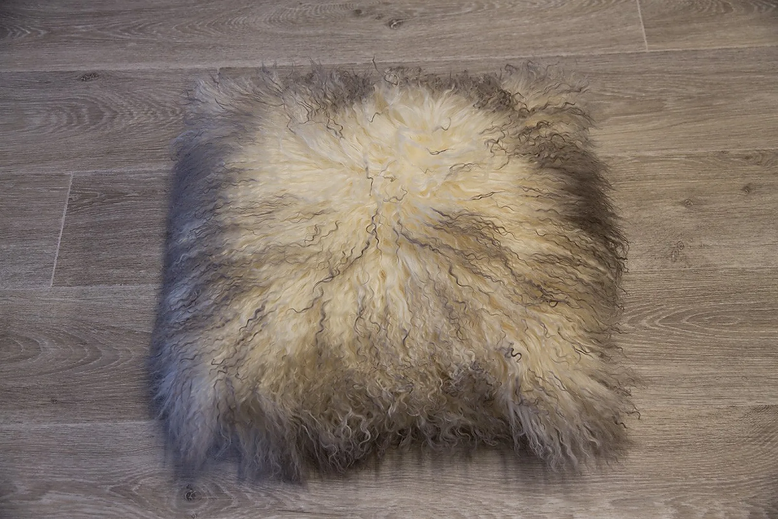 Coussin agneau du Tibet Ivoire Méches grises 40cmx40cm