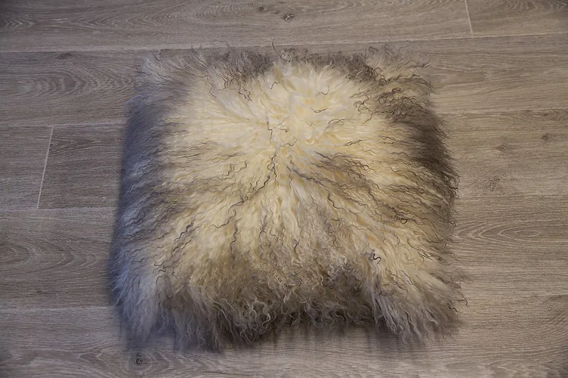 Coussin agneau du Tibet Ivoire Méches grises 40cmx40cm