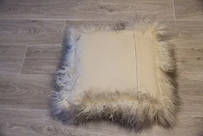 Coussin agneau du Tibet Ivoire Méches grises 40cmx40cm