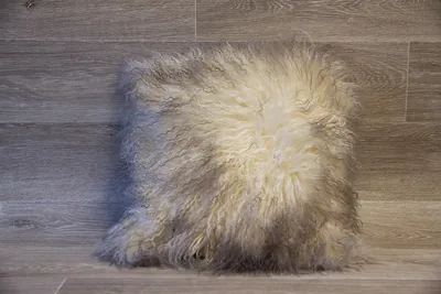 Coussin agneau du Tibet Ivoire Méches grises 40cmx40cm