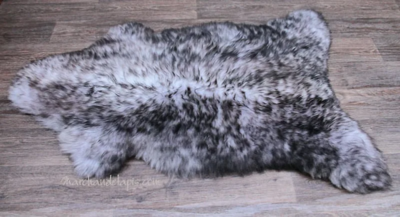 Peau de mouton UK. Couleur Gris mèches foncées 110-120cm